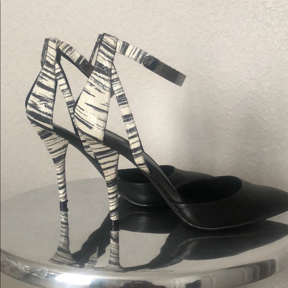 Black snakeprint heel w/ metal accent ankle strap - Picture 6 of 8